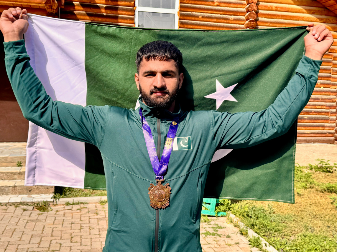 Pakistani athlete holding the national flag
