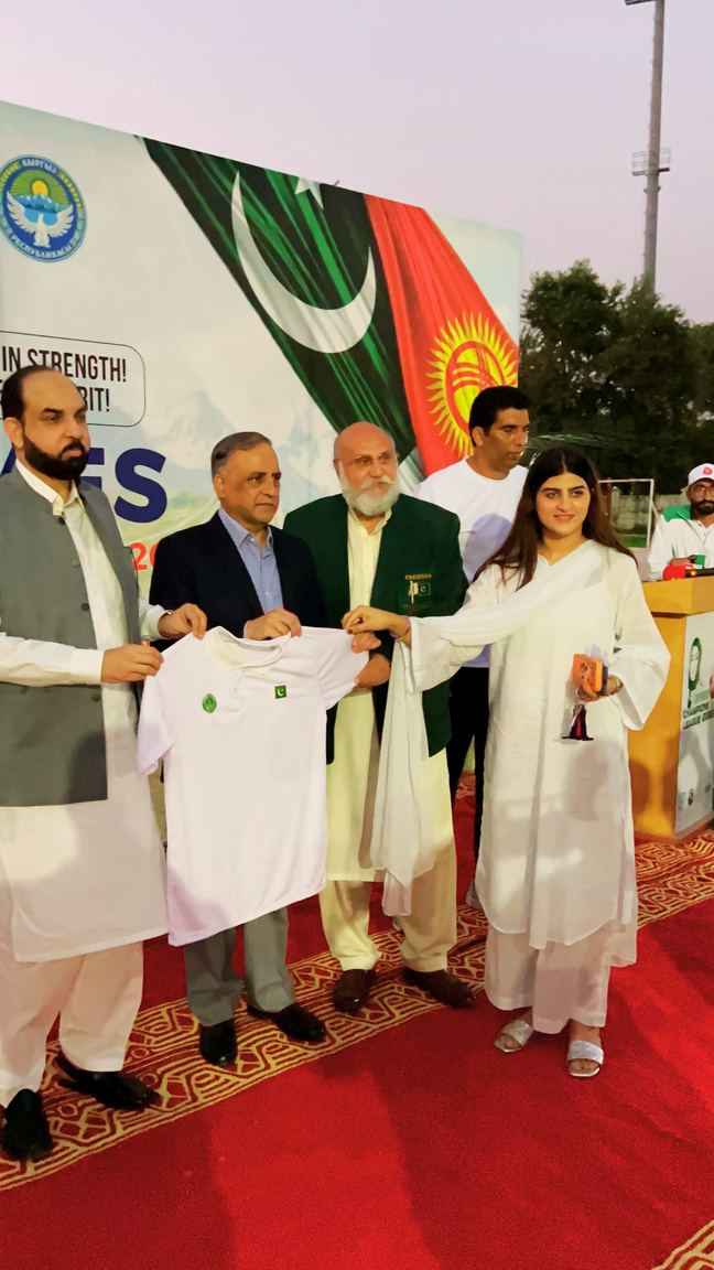 Kit distribution ceremony for the Pakistan Contingent