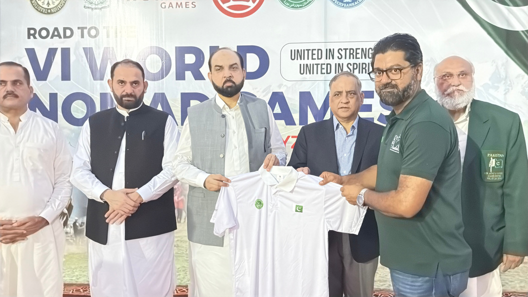 Officials presenting kits to Pakistani athletes
