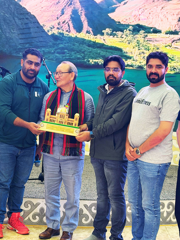 Pakistan delegation presenting a cultural souvenir
